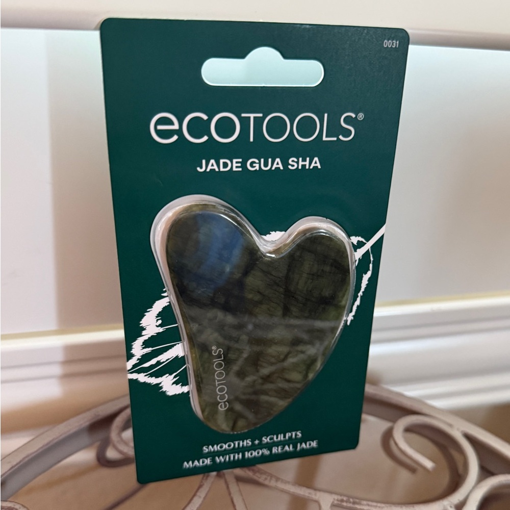 Gua Sha Stone Beauty Tool, Jade — EcoTools - Picture 4 of 17